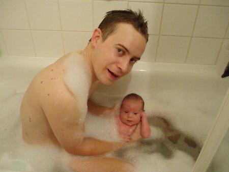 Premier bain avec papa, j'ai un mois. 